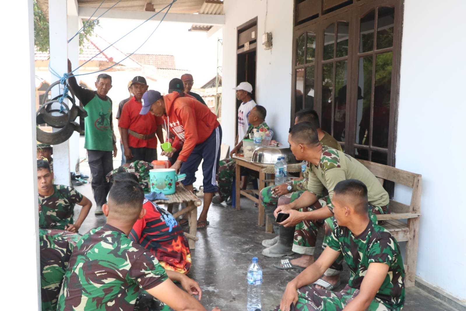 Kedekatan TNI dan Masyarakat dalam TMMD ke-130 Dihiasi Momen Santap Bersama