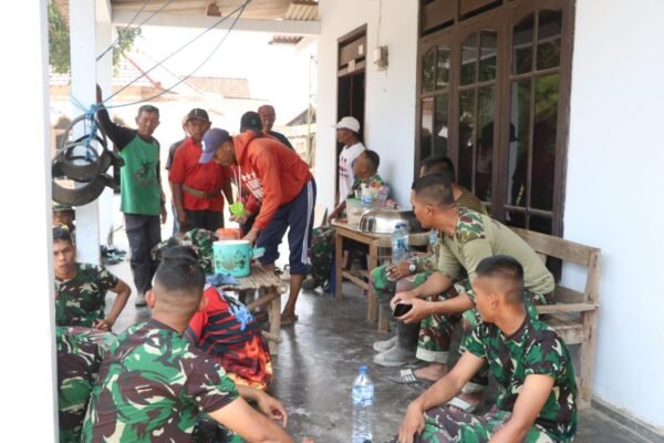 Gotong Royong Terjalin: TNI dan Warga Nikmati Kebersamaan Sederhana di Tulungagung