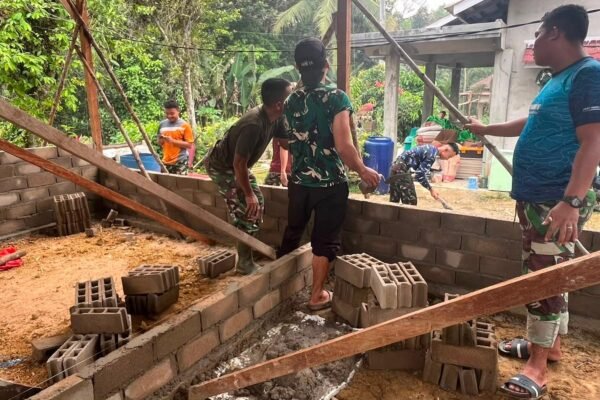 Personel TNI TMMD Tingkatkan Kualitas Kehidupan Ibu Suhanim di Landak