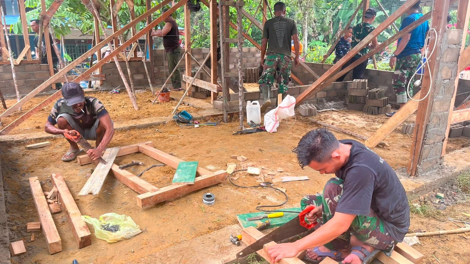 Satgas TMMD Landak Ciptakan Tempat Tinggal Nyaman untuk Keluarga Ibu Suhanim