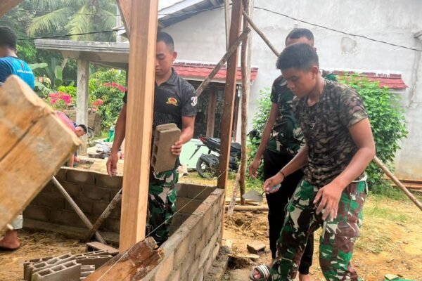 Satgas TMMD Landak Berusahakan Dinding Kokoh untuk Rumah Ibu Suhanim