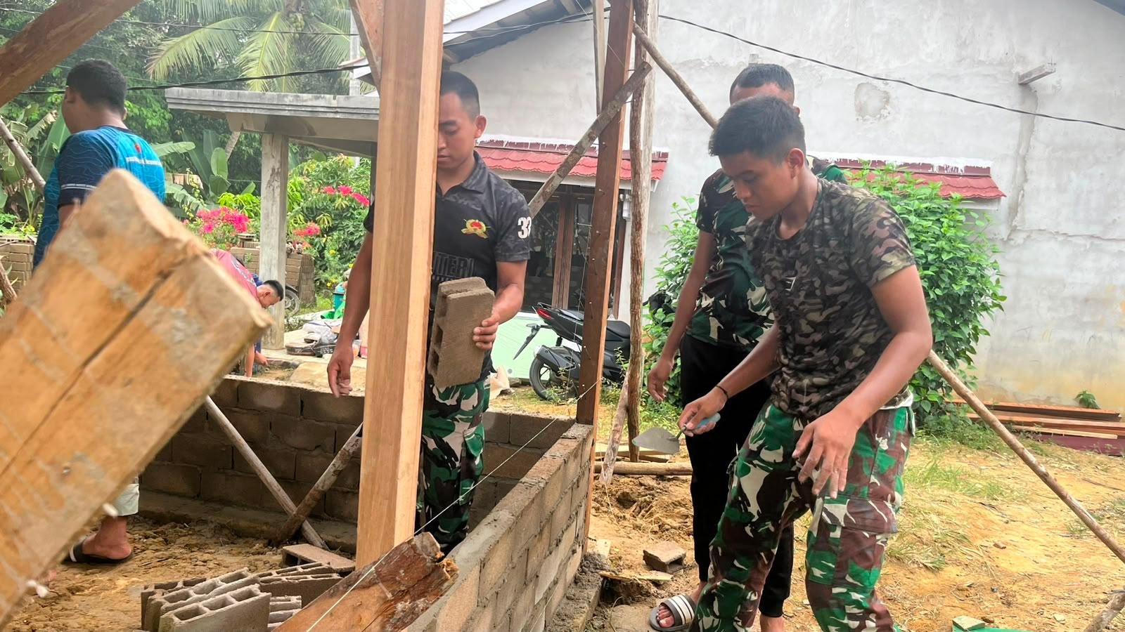 Satgas TMMD Landak Berusahakan Dinding Kokoh untuk Rumah Ibu Suhanim