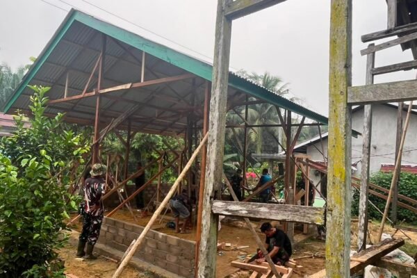 Proyek rumah Ibu Suhanim berlanjut, Satgas TMMD laksanakan pemasangan batako