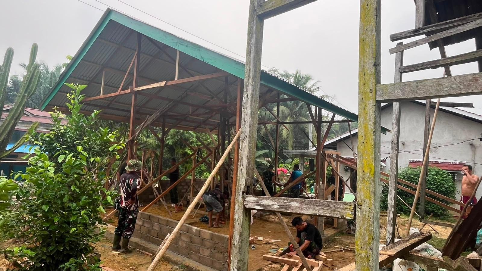 Proyek rumah Ibu Suhanim berlanjut, Satgas TMMD laksanakan pemasangan batako