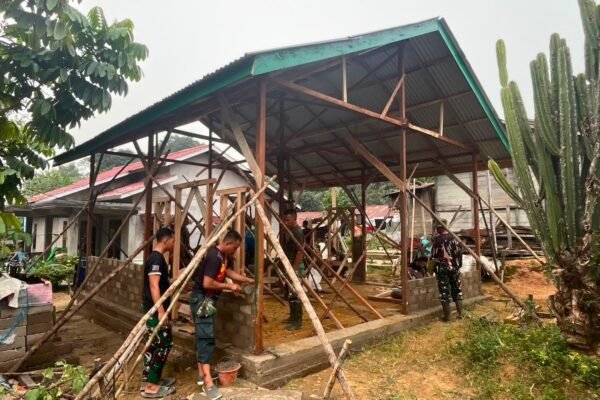 Kegembiraan Ibu Suhanim saat Proyek Rumahnya Di TMMD 1210/Landak Mulai Terwujud