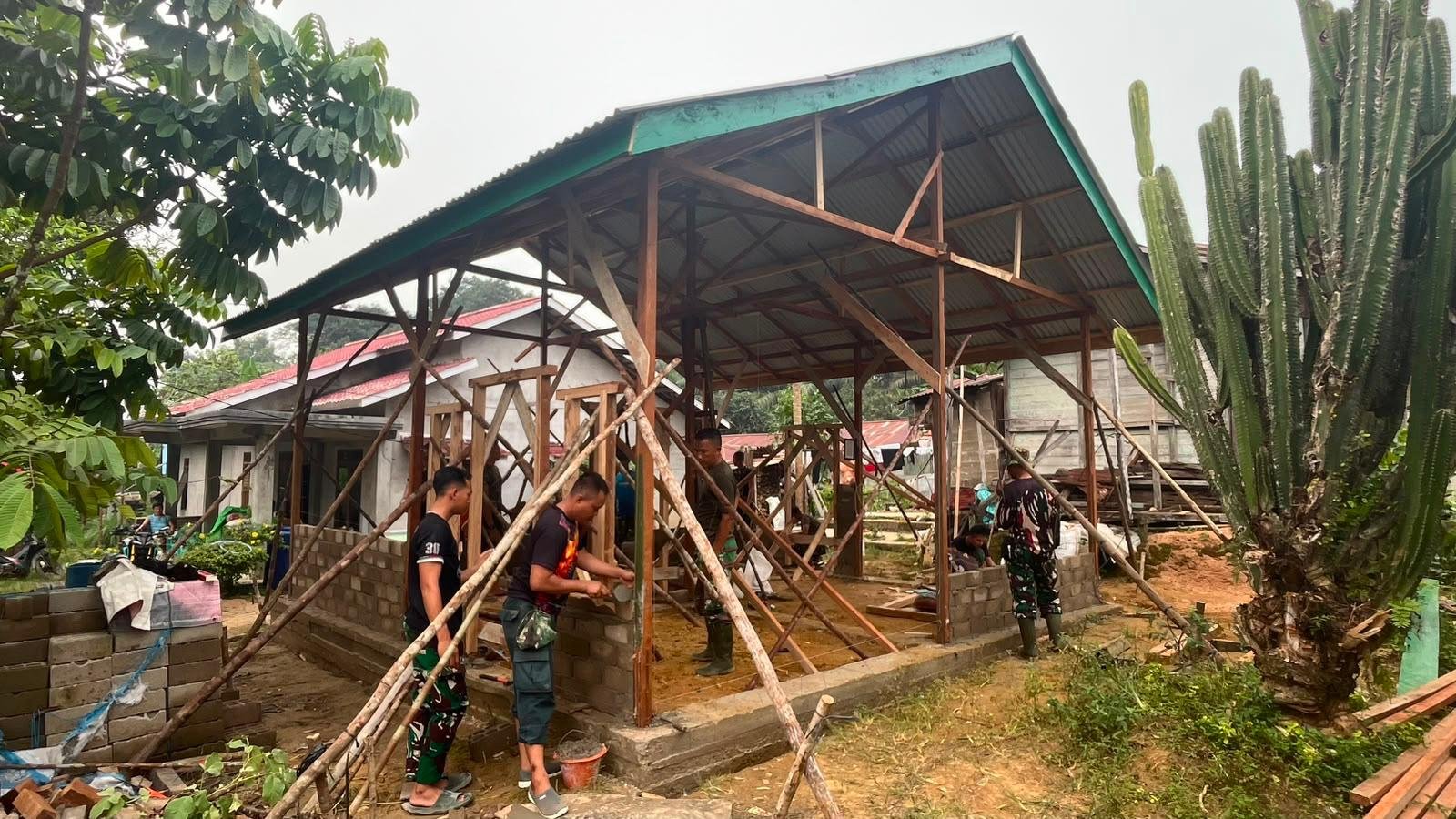 Kegembiraan Ibu Suhanim saat Proyek Rumahnya Di TMMD 1210/Landak Mulai Terwujud