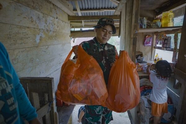 Kebersamaan TNI dan Warga Terjalin Melalui Momen Santai di Palopo