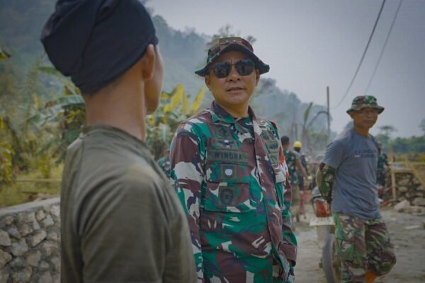 Kepemimpinan Letkol Windra Pupuk Semangat Prajurit dalam Program TMMD