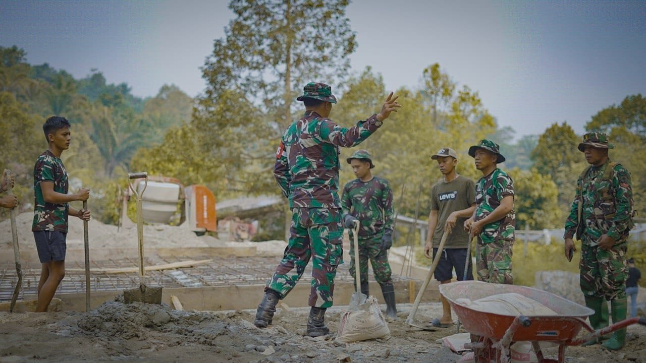Sinergi Prajurit dan Warga, Kunci Kesuksesan Pagi TMMD di Luwu Timur