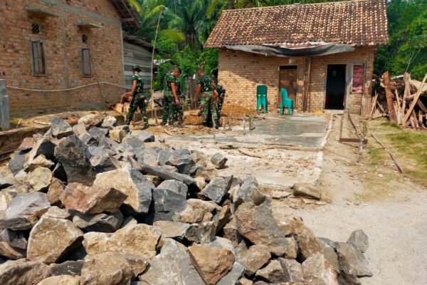 Satgas TNI Awali Pembangunan Rumah Yudianto dengan Pondasi Kuat di Way Kanan