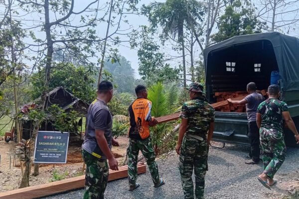 TNI Manunggal Membangun Desa Salurkan Kayu untuk Revitalisasi Rumah Warga Poso