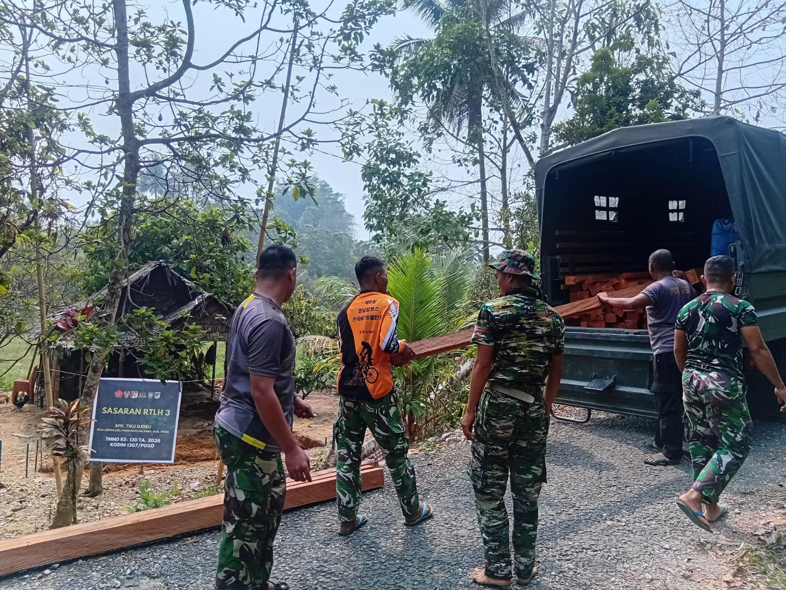 TNI Manunggal Membangun Desa Salurkan Kayu untuk Revitalisasi Rumah Warga Poso