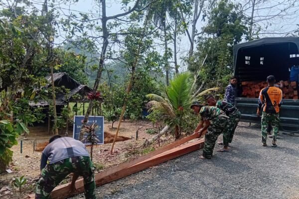 Kedatangan Bahan Bangunan Untuk Rehabilitasi Rumah Bapak Tuku Djobu di Poso