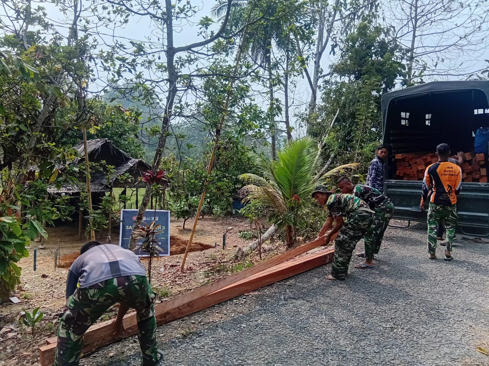 Kedatangan Bahan Bangunan Untuk Rehabilitasi Rumah Bapak Tuku Djobu di Poso