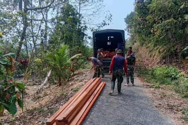 TNI dan Komunitas Gotong Royong Siapkan Material Untuk Renovasi Rumah di Leboni