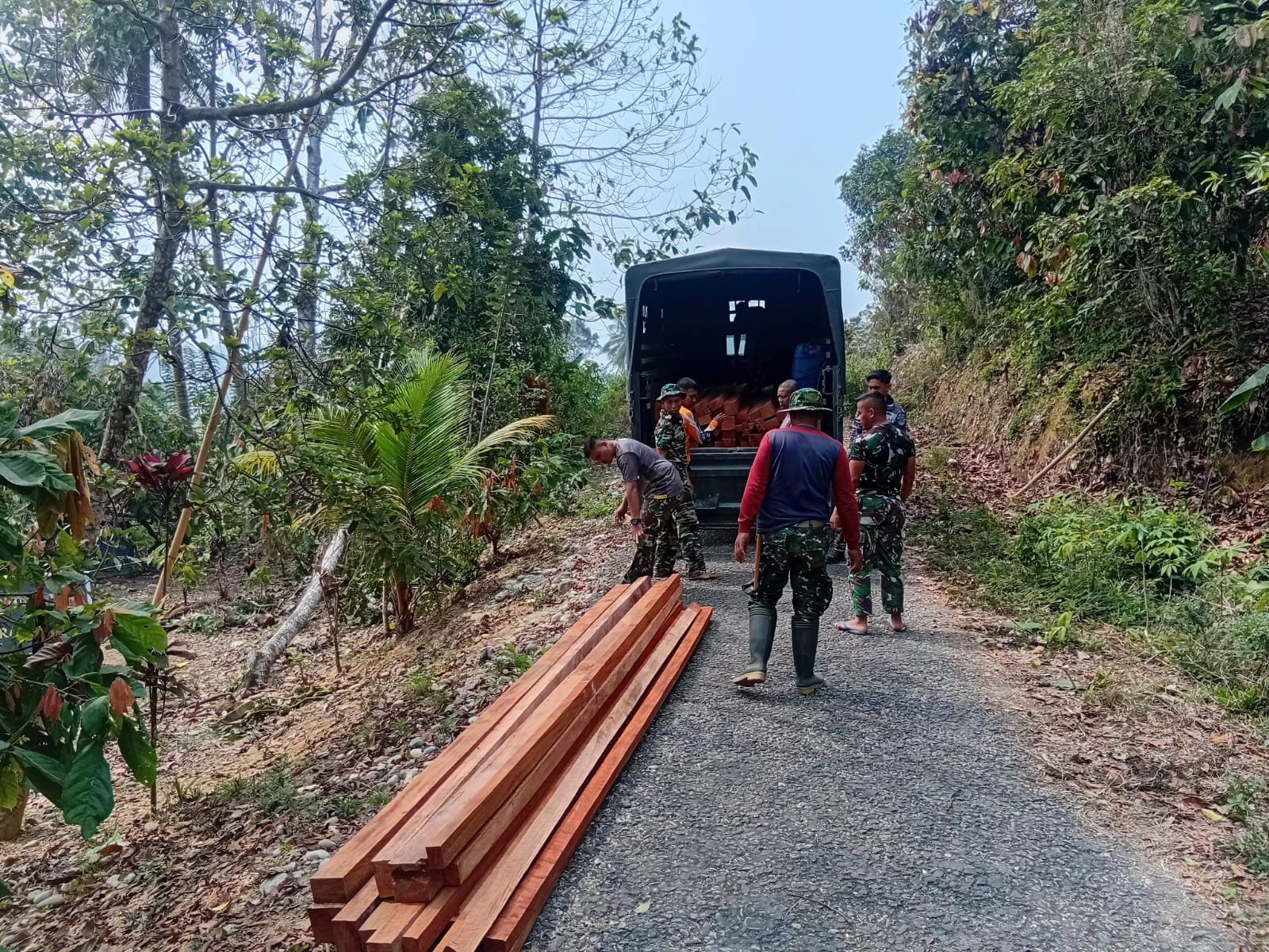 TNI dan Komunitas Gotong Royong Siapkan Material Untuk Renovasi Rumah di Leboni