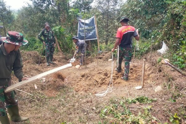 Pondasi MCK Umum Dikerjakan TNI di Desa Leboni untuk Sanitas Masyarakat