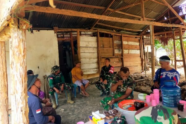 Kegiatan Santai Satgas TMMD ke-130 Perkuat Hubungan dengan Masyarakat Desa Mayakeli