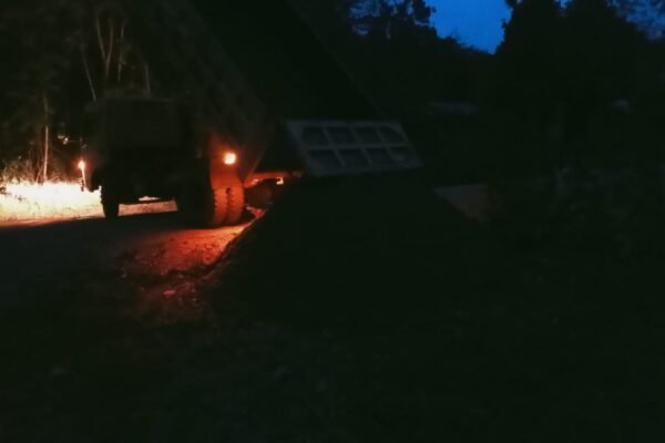 Tanpa Istirahat, Satgas TMMD Kodim 1808/Mansel Kumpulkan Material Hingga Larut Malam