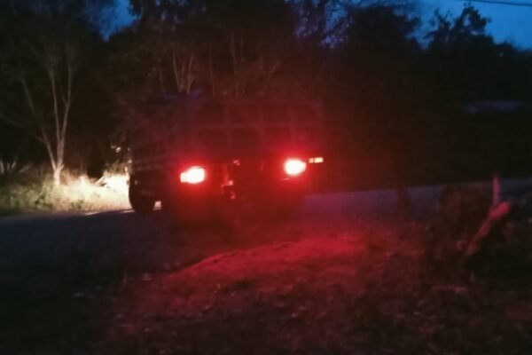 Personel Satgas TMMD Galang Kebersamaan Pindahkan Material di Yamboi Malam Hari
