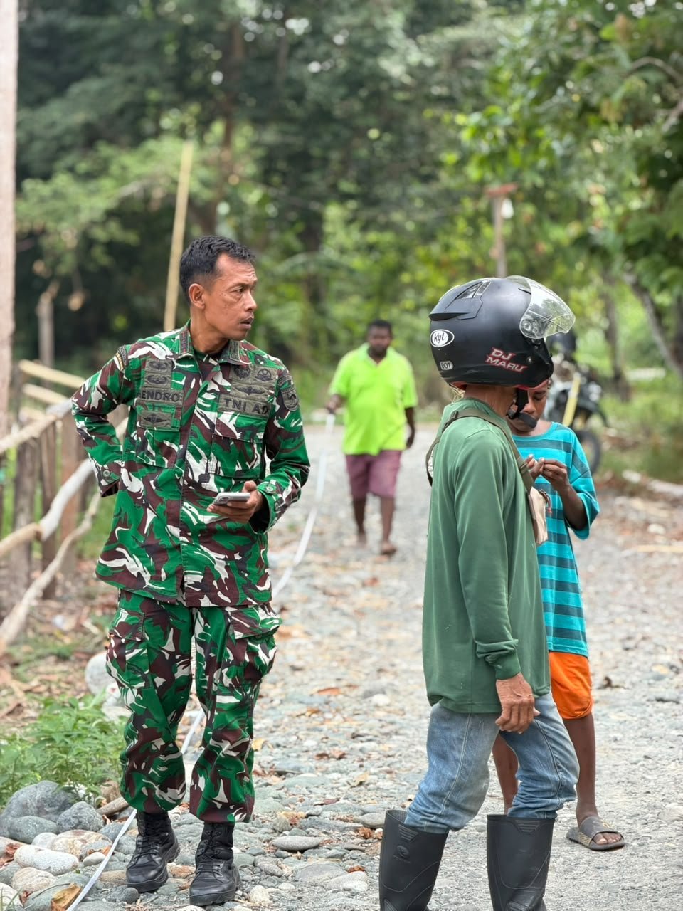 Kapten Inf Hendro Cek Lokasi Pembangunan Jalan Akses untuk Masyarakat
