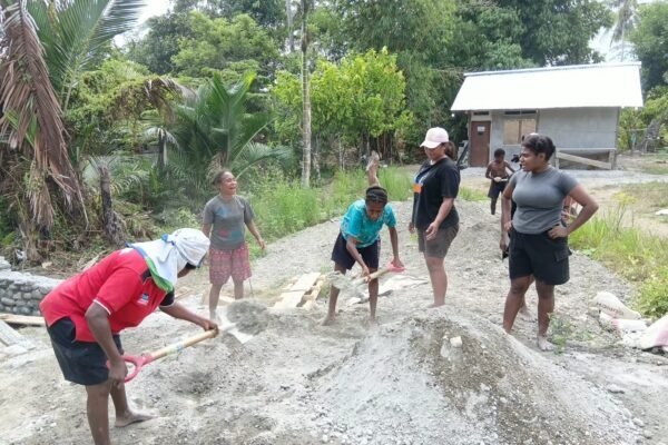 Kebersamaan Warga Papua, Ibu-Ibu Asah Semangat Gotong Royong di TMMD