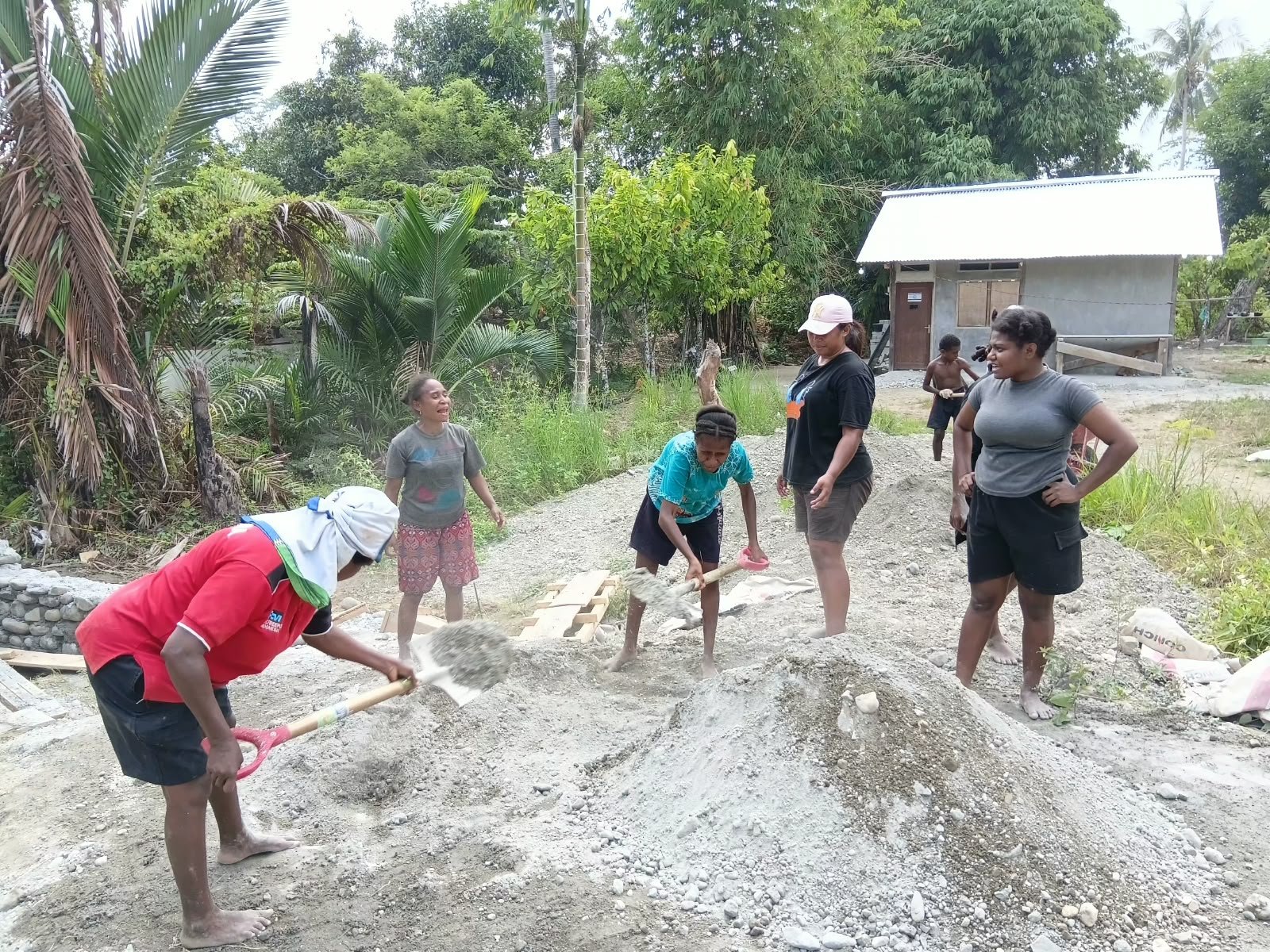 Kebersamaan Warga Papua, Ibu-Ibu Asah Semangat Gotong Royong di TMMD