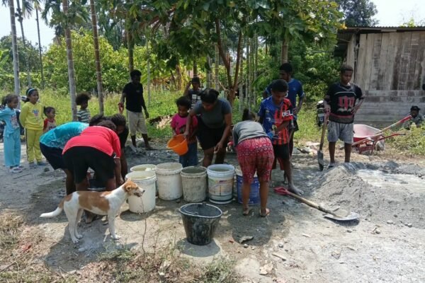 Mama Papua Bergandeng Tangan dengan Tentara dalam Usaha Pembangunan Kampung