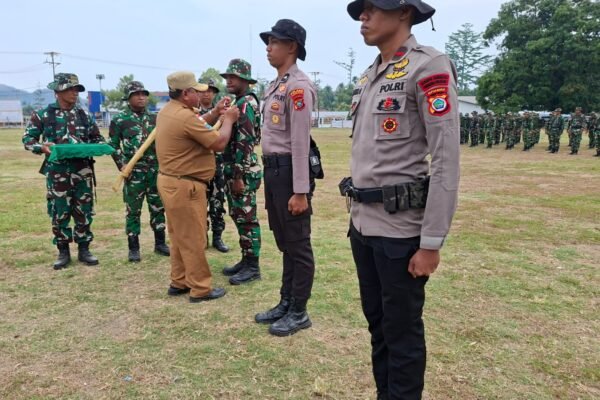 Prajurit TNI Siap Memulai TMMD ke-130 dengan Penyerahan Alat dan Penyematan Pita