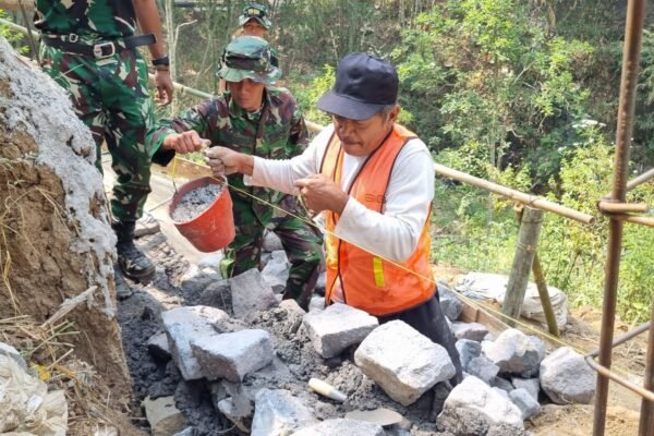 Pak Darto, pendorong semangat gotong royong bangun desa Taji dari longsor