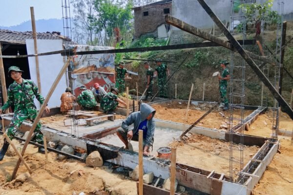 Kemanunggalan Satgas TMMD ke-130 dalam Membangun Rumah Bapak Nanang di Malang