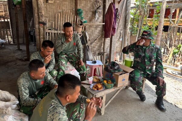 Kehangatan Momen Sederhana: Warga Sambut Prajurit dengan Santapan Lezat dan Berarti