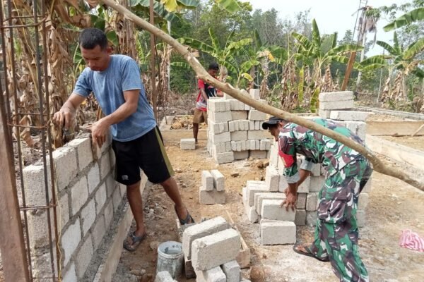 Babinsa Praka Tehupuring Tunjukkan Konsistensi dalam Pembangunan Rumah Layak Huni