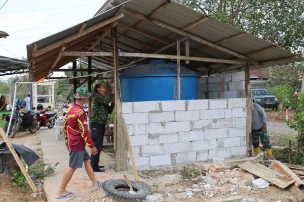 Satgas TMMD ke-130 Percepat Pembangunan Dinding Tempat Wudhu Mushola Istiqomah
