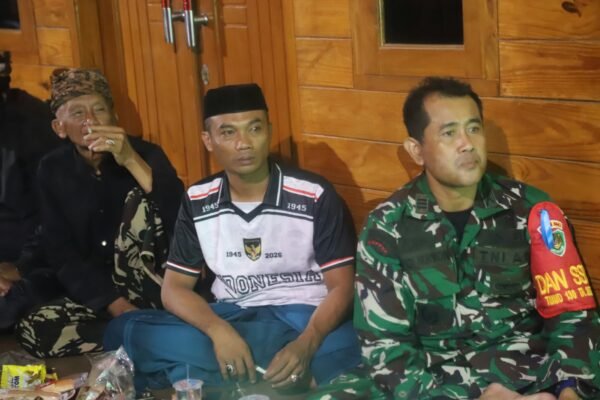 TNI dan Warga Sambut Kebersamaan Melalui Pertandingan Sepak Bola Bareng