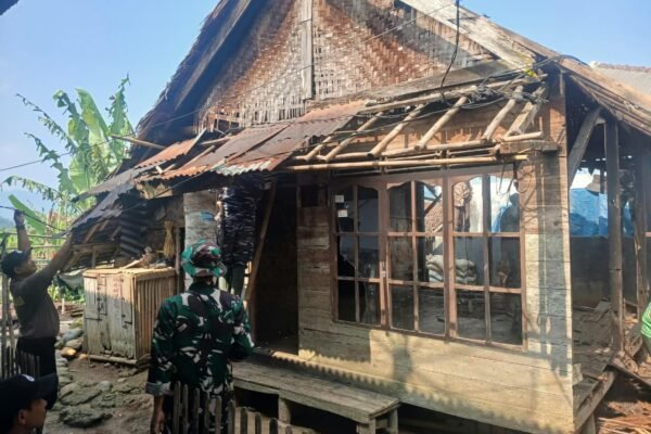 Renovasi Rumah Petani di Citorek Barat Evaluasi Kesejahteraan Sosial TMMD ke-130