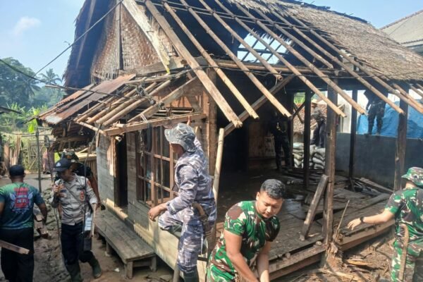 TMMD ke-130 Perbaiki Hunian Bapak Apin untuk Kehidupan yang Lebih Baik