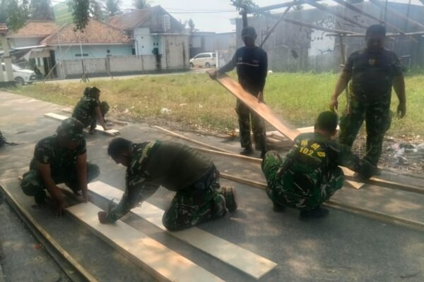 Satgas TMMD ke-130 Dorong Kemajuan Infrastruktur Desa Melalui Pemasangan Bekisting