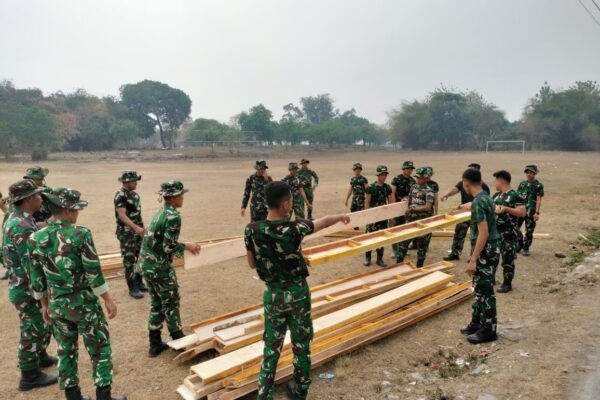 Satgas TMMD ke-130 Mobilisasi Bekisting untuk Efisiensi Pembangunan di Sumur Bandung