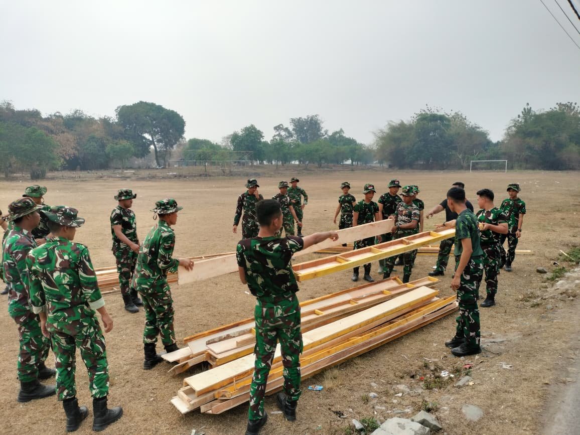 Satgas TMMD ke-130 Mobilisasi Bekisting untuk Efisiensi Pembangunan di Sumur Bandung