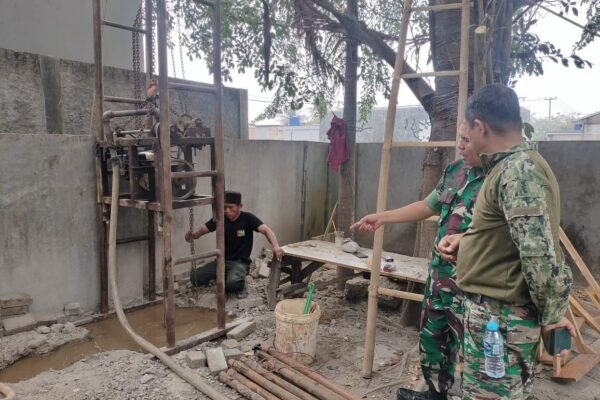 Satgas TMMD Bangun Sumur untuk Perbaikan Kesehatan Warga Desa Sumur Bandung
