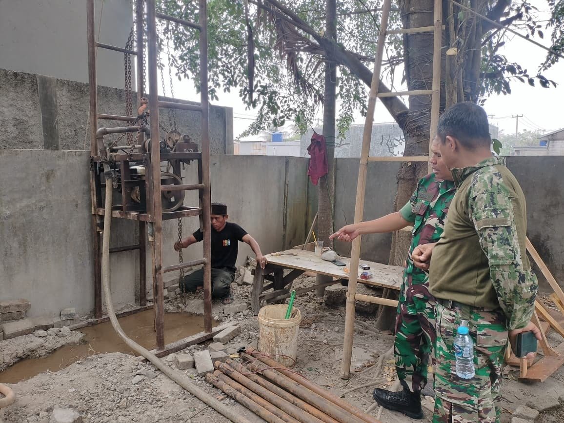 Satgas TMMD Bangun Sumur untuk Perbaikan Kesehatan Warga Desa Sumur Bandung