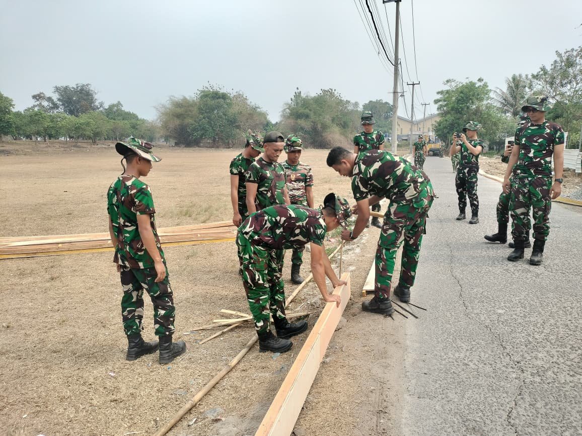 Pengerjaan Infrastruktur Desa Sumur Bandung oleh Satgas TMMD Kodim 0510