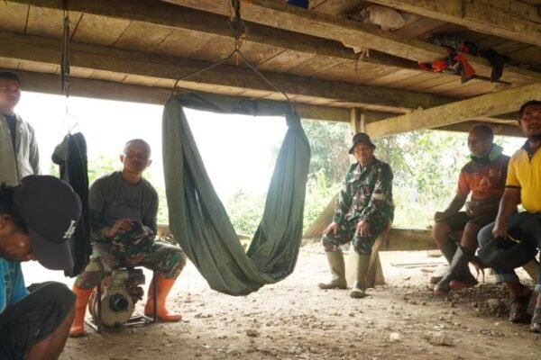 Satgas TMMD Berbincang Santai dengan Masyarakat Saat Proyek Pembangunan