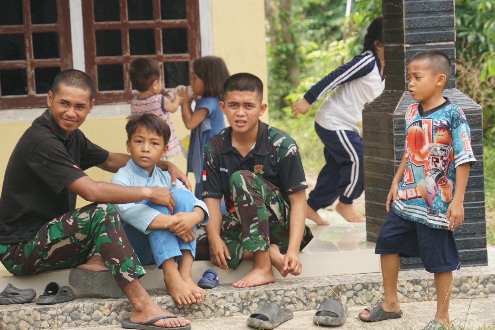 Kehangatan TNI dan Keceriaan Anak-Anak di Kandang Limun