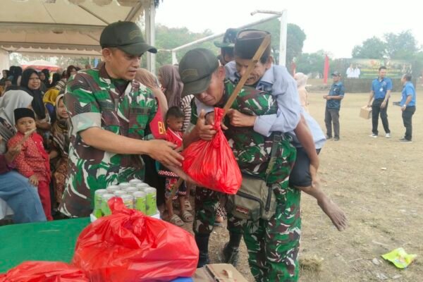 TNI Manunggal, Serma Suan Berikan Bantuan Medis kepada Warga yang Membutuhkan