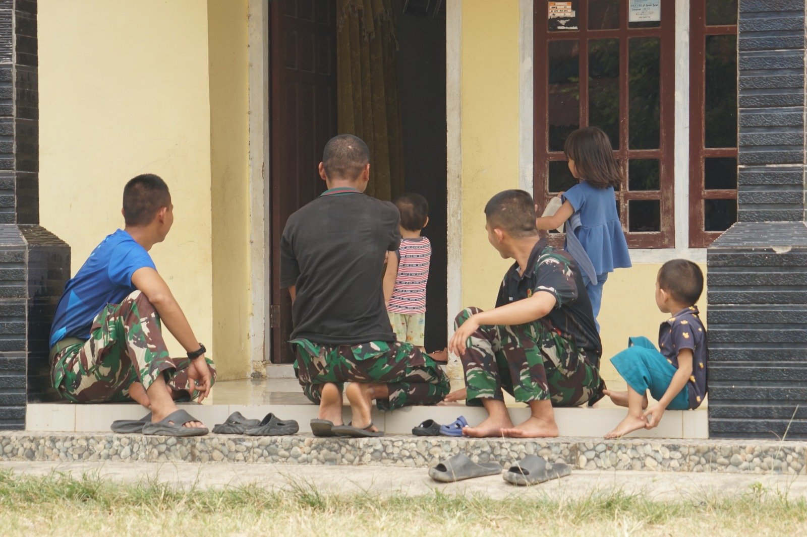Anak-anak Kandang Limun Ceria Sambut Kehadiran Satgas TMMD dengan Antusias