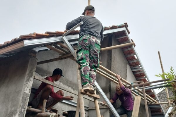 Satgas TMMD TNI Perbaiki Rumah Tak Layak Huni untuk Keluarga M. Syafi’i