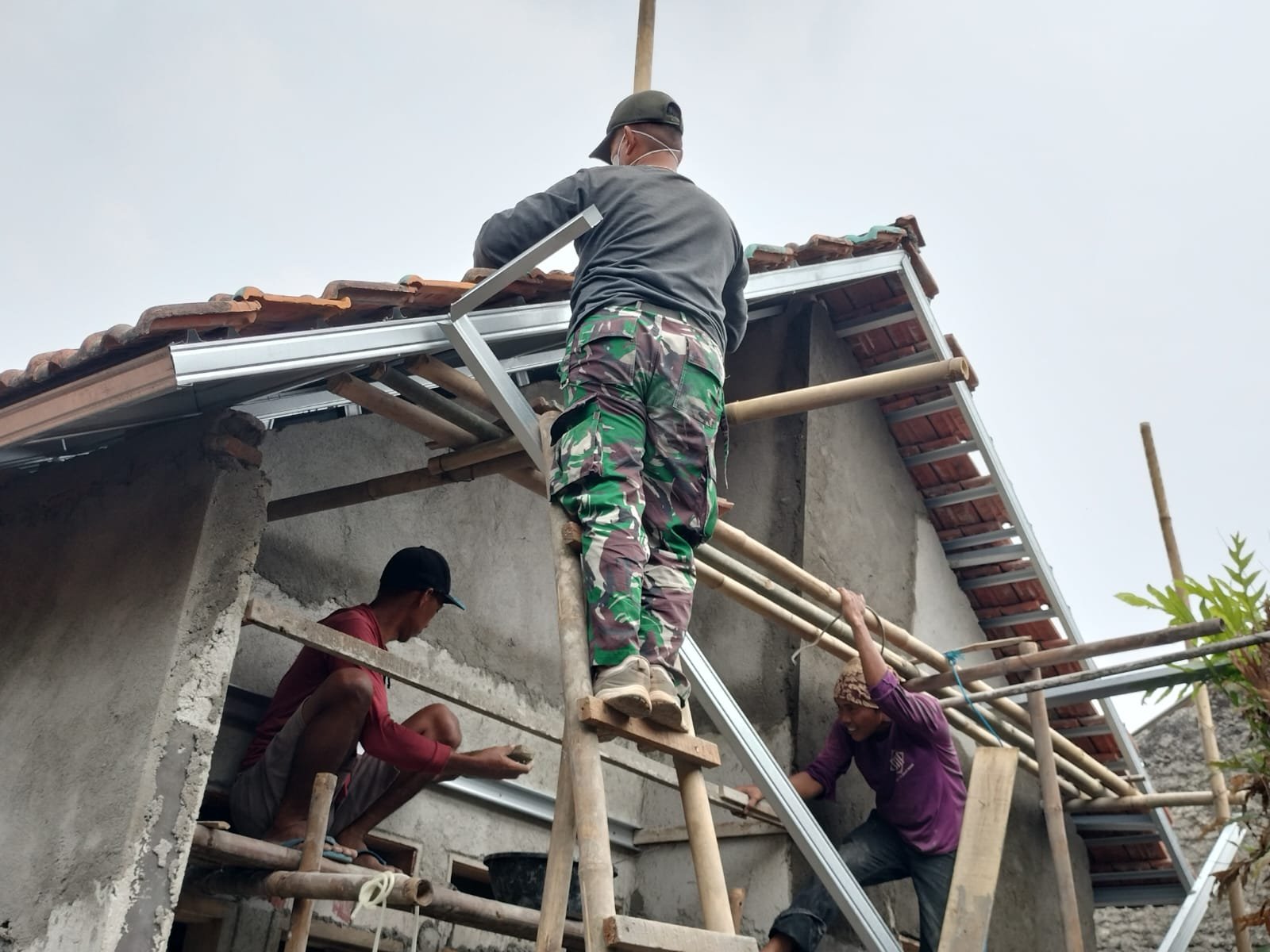 Satgas TMMD TNI Perbaiki Rumah Tak Layak Huni untuk Keluarga M. Syafi’i
