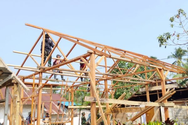 Pembangunan RTLH Arianto Atan Capai Momen Baru dengan Pemasangan Rangka Atap